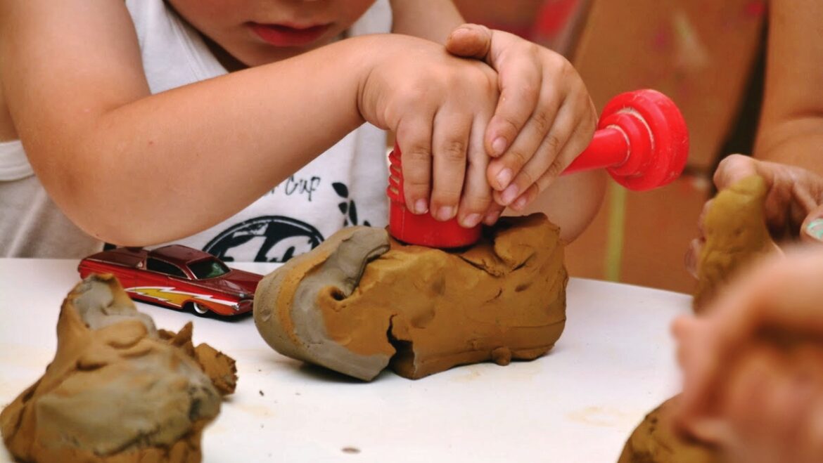 Παιχνίδια «καταστροφής» στην παιδική ηλικία | Πώς βοηθά το Messy Play